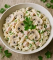 Vārītu sēņu salāti ar makaroniem