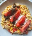 Omelete ar sālītu speķi, tomātu un krējumu