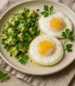 Olas ar avokado un svaigiem zaļumiem