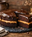 Šokolādes torte ar vārīto iebiezināto pienu