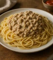 Spageti ar maltās gaļas un krējuma mērci