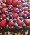 Biskvīta torte šokolādē ar zemenēm un mellenēm
