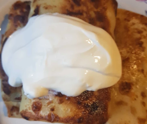 Plānās pankūkas, pildītas ar biezpienu