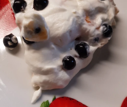 Kūka ar putukrējumu un upenēm