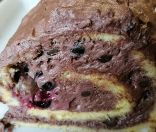Upeņu un jāņogu rulete ar putukrējumu