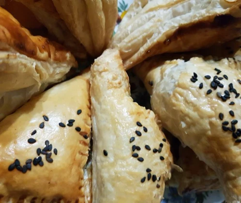 Buljona pīrādziņi ar maltu gaļu un sezama sēklām kārtainajā mīklā