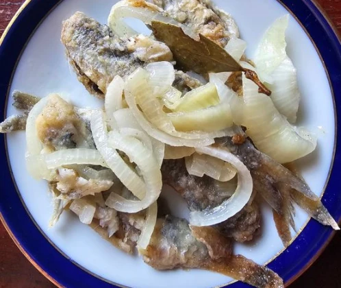 Ceptas reņģes marinādē ar sīpolu