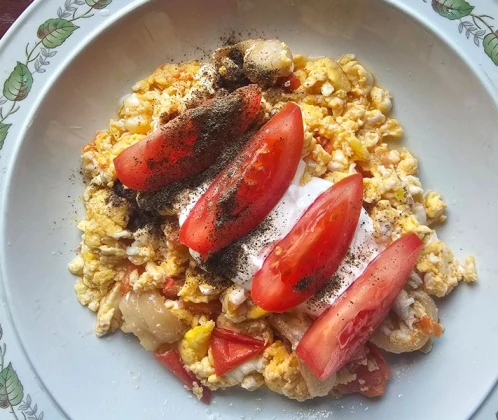 Omelete ar sālītu speķi, tomātu un krējumu