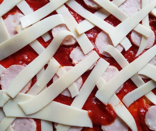 Pica ar desu un siera strēmelēm