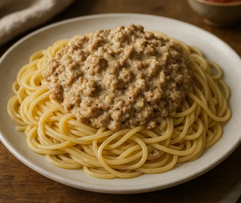 Spageti ar maltās gaļas un krējuma mērci