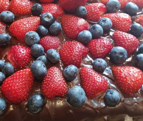 Biskvīta torte šokolādē ar zemenēm un mellenēm