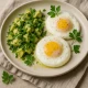 Olas ar avokado un svaigiem zaļumiem