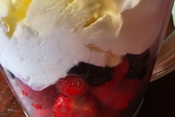 Smūtijs ar banāniem, zemenēm un mellenēm