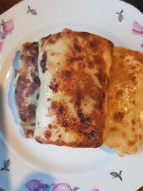 Plānās pankūkas pildītas ar gaļu