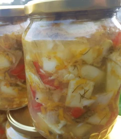 Kabaču salāti ar korejiešu burkāniem
