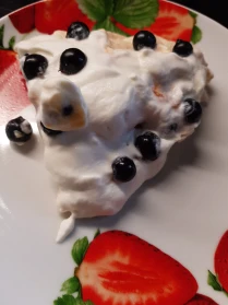 Kūka ar putukrējumu un upenēm