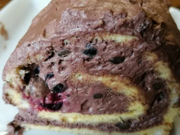 Upeņu un jāņogu rulete ar putukrējumu