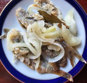 Ceptas reņģes marinādē ar sīpolu