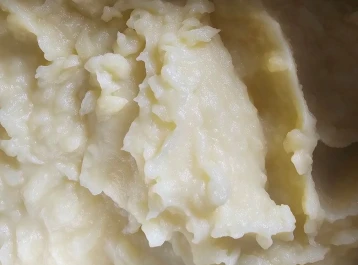 Kartupeļu biezenis ar sviestu un olas dzeltenumu