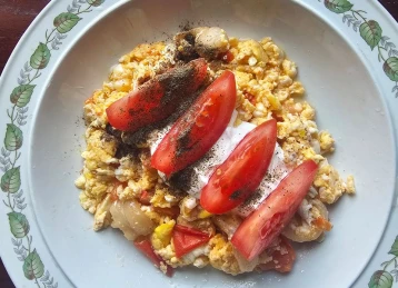 Omelete ar sālītu speķi, tomātu un krējumu
