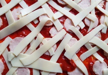 Pica ar desu un siera strēmelēm