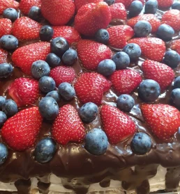 Biskvīta torte šokolādē ar zemenēm un mellenēm